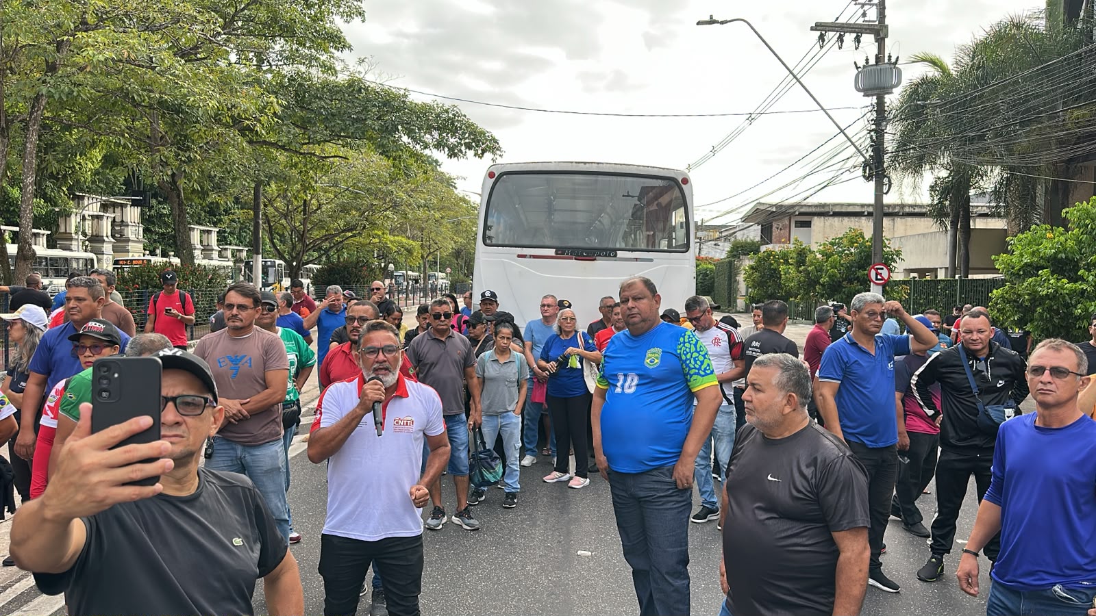 Rodoviários interditam Almirante Barroso e cobram pagamento de salários atrasados 