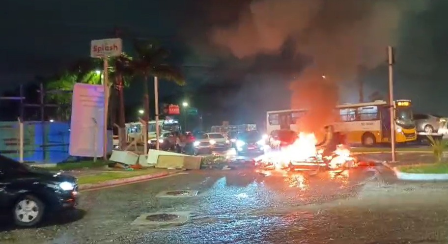 Imagem - Protesto com fogo e bloqueio de vias causa transtornos na Augusto Montenegro, em Belém