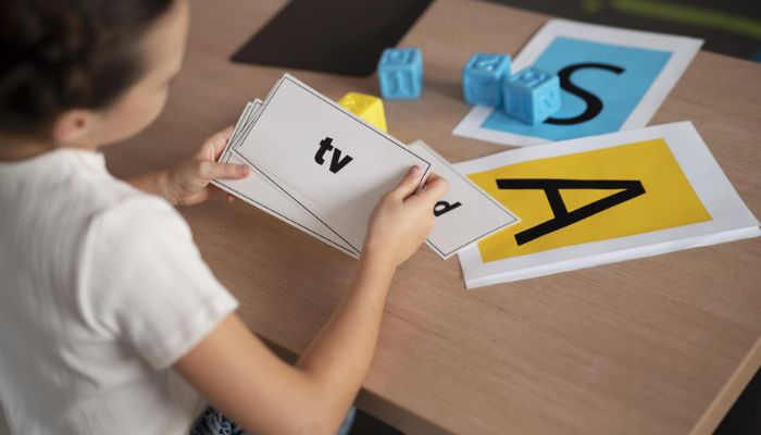 Terapia fonoaudiológica ajuda pessoas com dislexia a superar dificuldades na leitura e escrita