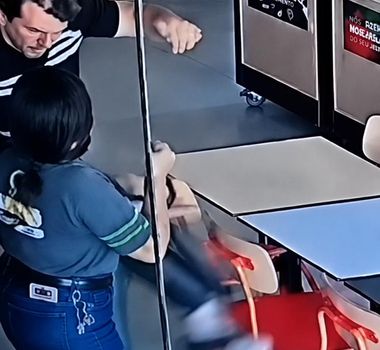 Imagem - Funcionária de limpeza é agredida por cliente dentro de rede de fast-food
