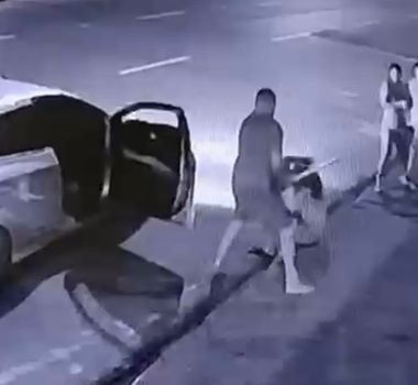 Imagem - Homem é agredido com pedaços de madeira e ataque é registrado por câmeras em Santarém