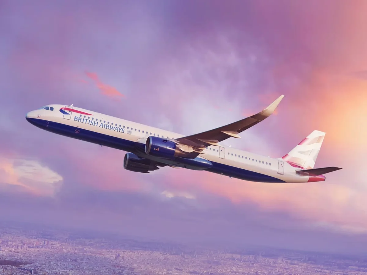 Avião decolando da empresa British Airways -