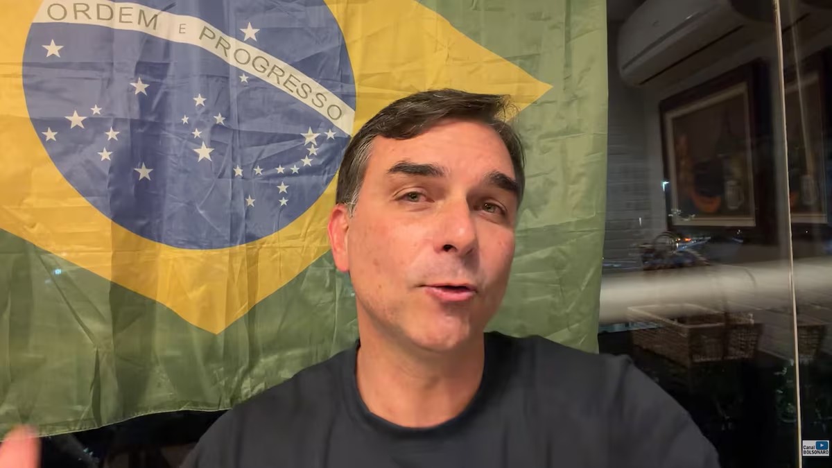 Flávio Bolsonaro falando em video no Youtube -