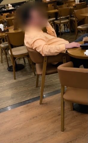 Médico na cafeteria -