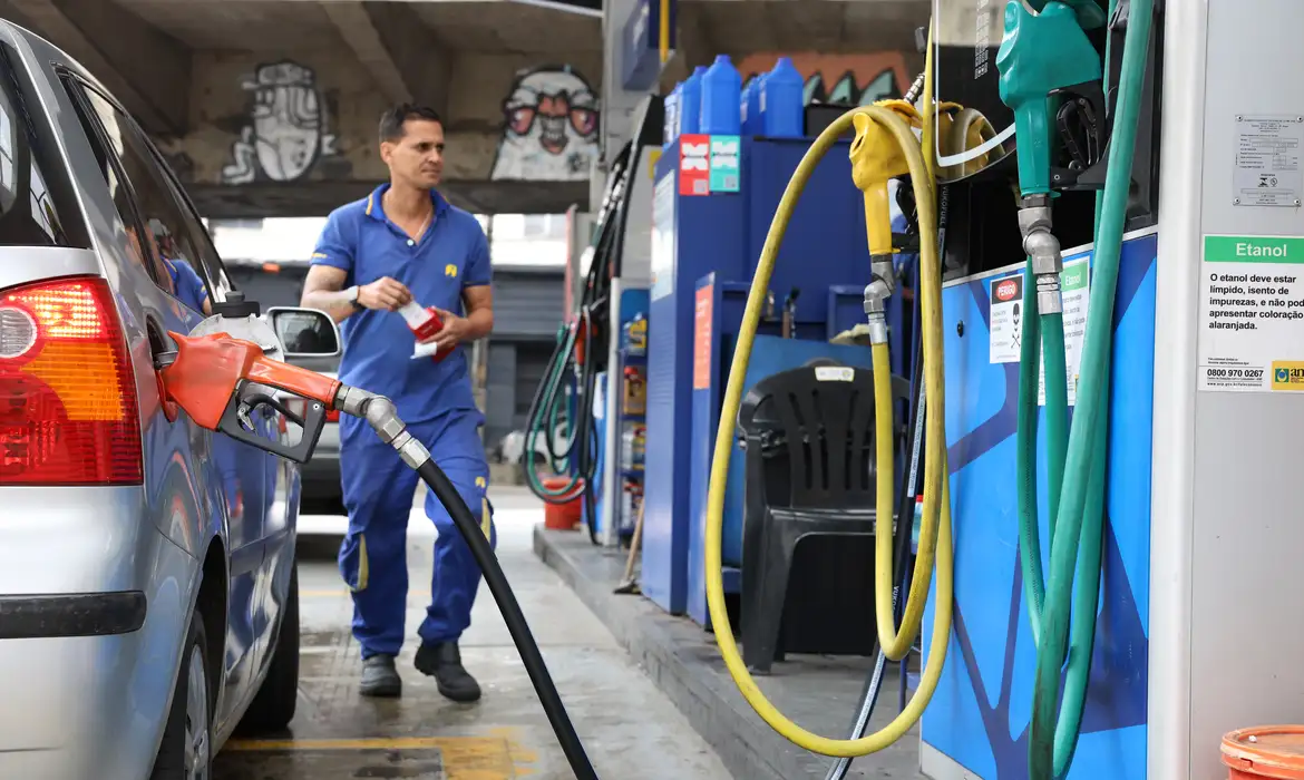 (O subsídio de R$ 1,12 por litro do diesel continua em vigor. No último dia 17, o Congresso Nacional prorrogou, por 60 dias, a Medida Provisória 1.363, que instituiu a subvenção.)