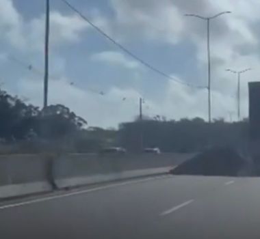 Imagem - Carga de entulho cai de caçamba e deixa resíduos espalhados na Avenida Liberdade, em Belém