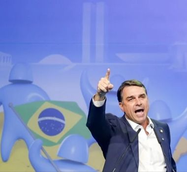Imagem - Flávio Bolsonaro diz que pai entregará faixa presidencial “queiram ou não”