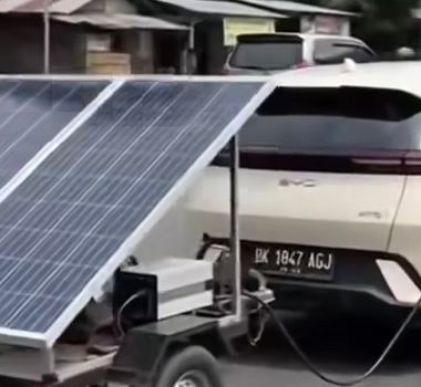 Imagem - Motorista viraliza ao improvisar placa solar para recarregar carro elétrico na rua