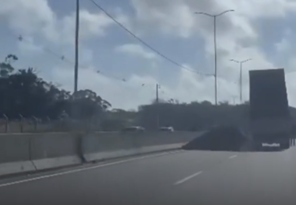 Carga de entulho cai de caçamba e deixa resíduos espalhados na Avenida Liberdade, em Belém