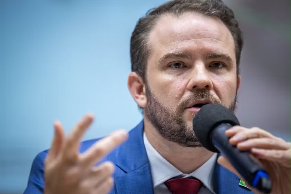 Durante evento da XP Investimentos, ele afirmou que as bets devem ser tratadas de forma semelhante ao cigarro, com medidas para desestimular o uso e monitorar apostadores frequentes.

