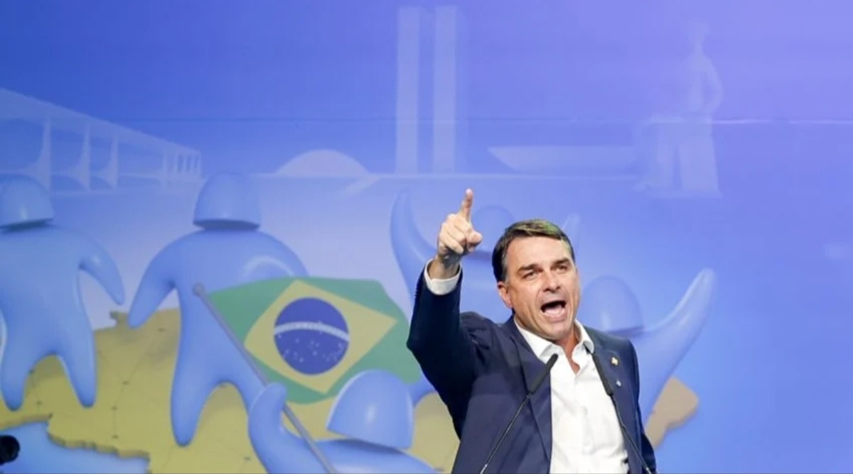 Flávio Bolsonar gesticulando -