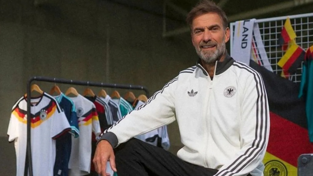 Klopp posando com agasalho alemão -