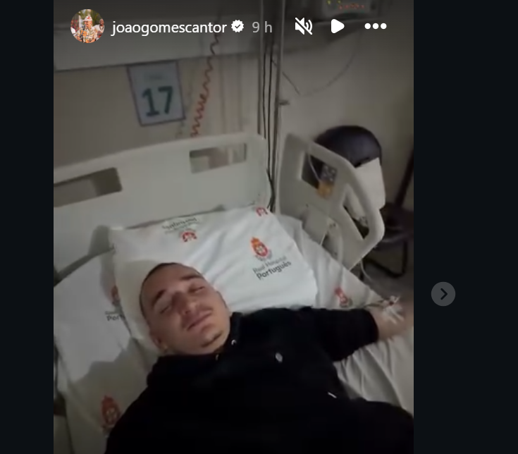 Nos Stories do Instagram, o artista publicou um vídeo em que aparece deitado em uma maca enquanto recebe medicação na veia.