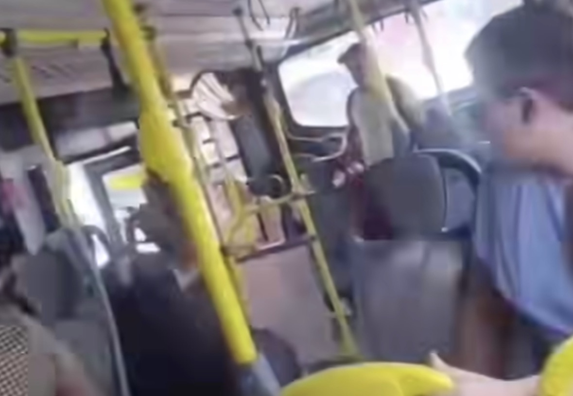 Vendedor ambulante é retirado de ônibus após supostas ameaças a passageiros em Belém

