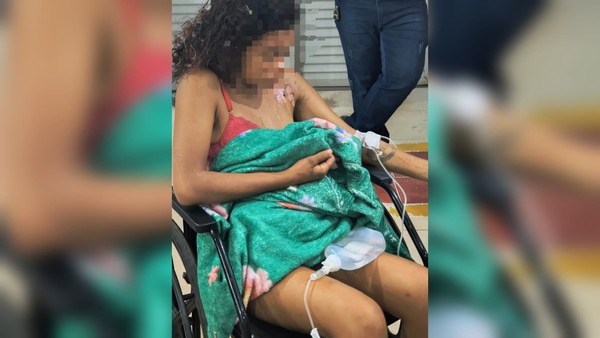 Vítima sofreu queimaduras e precisou ser levada ao Pronto Socorro Municipal; suspeita foi presa em flagrante e encaminhada à delegacia

