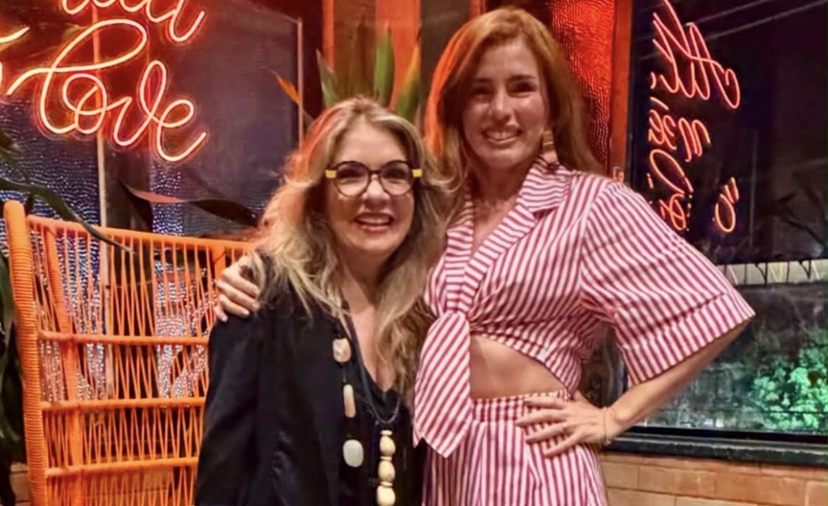 A designer e cenógrafa Débora Goldenberg tietando a cantora Lucinnha Bastos, que segue aplaudida pelo show “Trilogia”, junto com Nilson Chaves e Mahrco Monteiro. 
