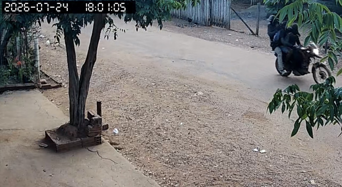 Quadrilha armada invade comércio, faz refém e foge após roubar motocicleta emTucumã

