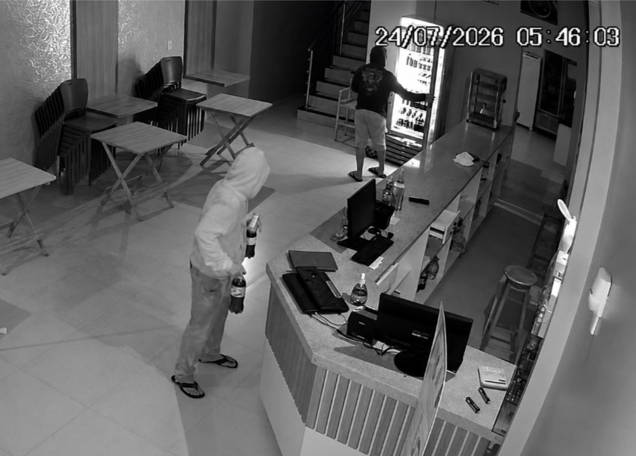 Criminosos furtando produtos em pastelaria de Xinguara no Pará -