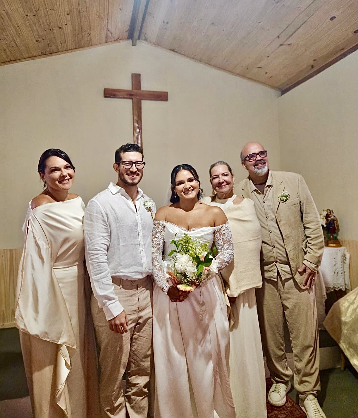 Cássia Faria com os noivos e os pais