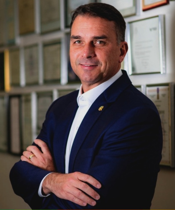 Flávio Bolsonaro posando pra foto -