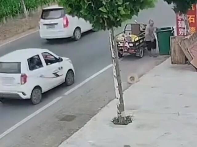 Idoso escapa de atropelamento após vento derrubar seu chapéu na rua