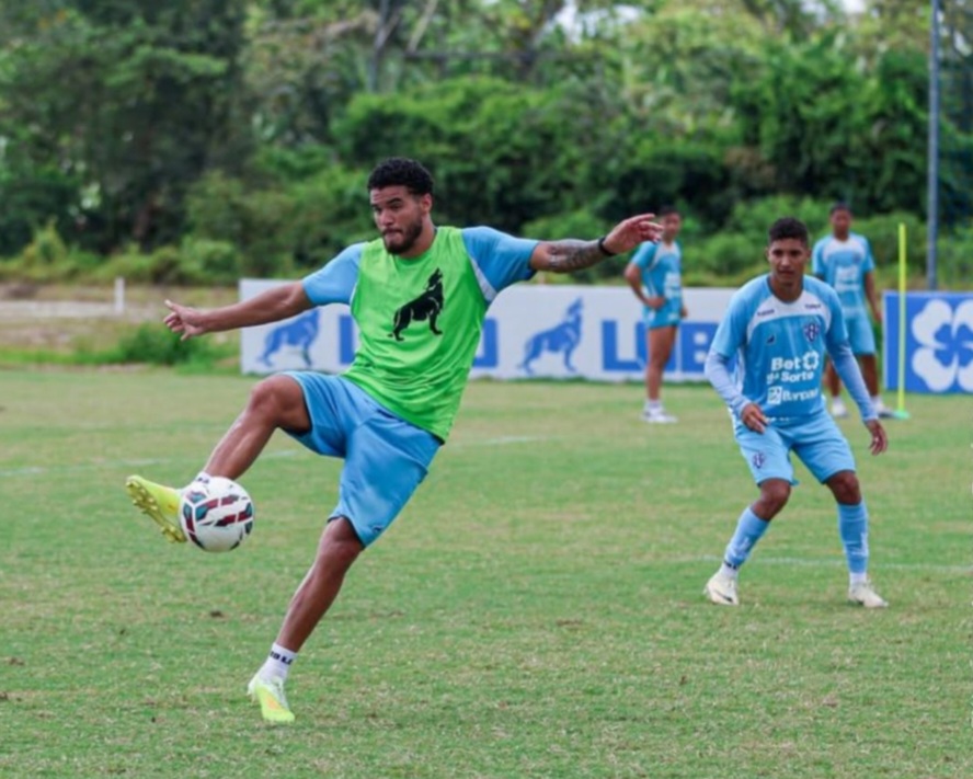 Jovem atacante Ryan (Colete verde) treinando no elenco profissional -