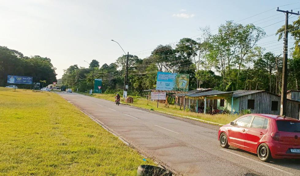 Área invadida próximo ao trevo na chegada à ilha de Mosqueiro