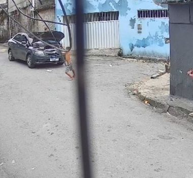 Imagem - Vídeo: Carro desgovernado desce ladeira e criança escapa por pouco de atropelamento no Recife