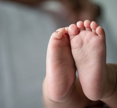 Imagem - Casal é preso após bebê recém-nascido ser encontrado enterrado no quintal de casa no RJ