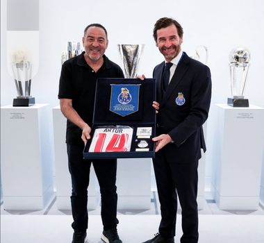 Imagem - Porto presta homenagem a Rei Artur, eterno ídolo do Remo, e reforça legado do ex-atacante no futebol português