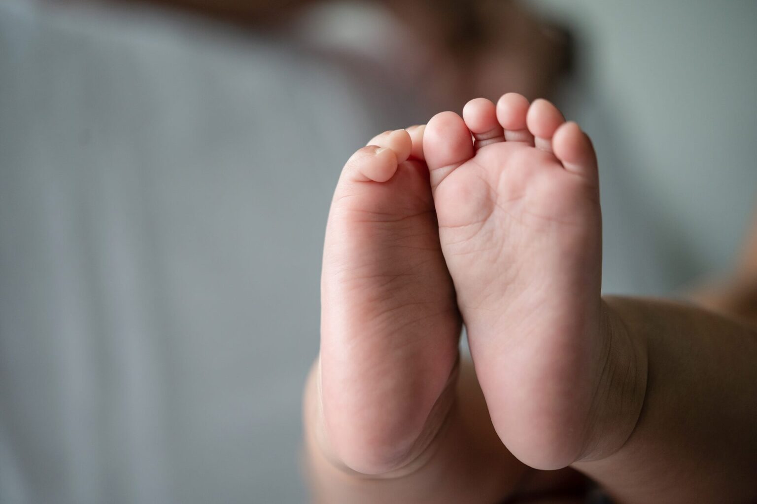 Casal é preso após bebê recém-nascido ser encontrado enterrado no quintal de casa no RJ