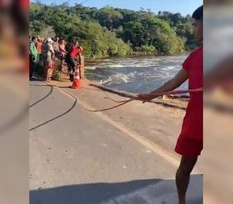Imagem - Micro-ônibus cai de ponte em Santarém e deixa motorista e adolescente desaparecidos