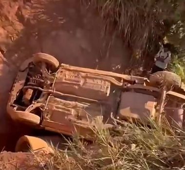 Imagem - Carro capota após sair da pista em estrada de terra no sudeste do Pará