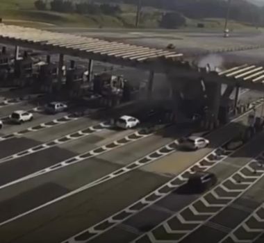 Imagem - Motorista morre após carro em alta velocidade atingir pedágio, derrubar cobertura em rodovia de SP