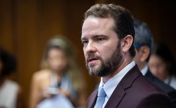 Ministro da Fazenda diz que economia do Brasil está melhor que a da Argentina e chama Milei de ‘palhaço’
