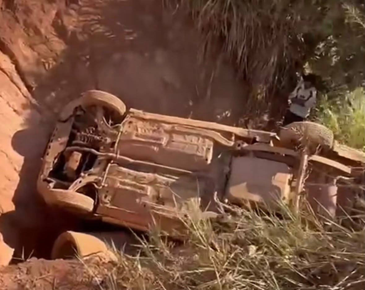 Carro capota após sair da pista em estrada de terra no sudeste do Pará