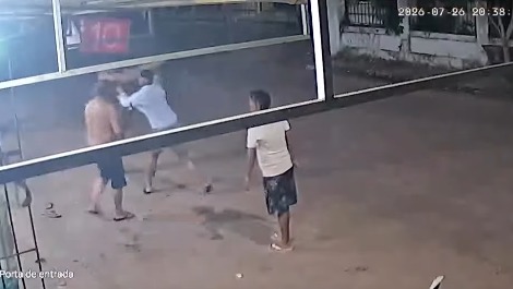 (Confira o início da briga entre os dois modelos, em Ponta de Pedras, no Marajó) 