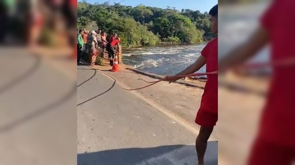 Entre os ocupantes estavam o condutor, um adolescente e a mãe do jovem. 