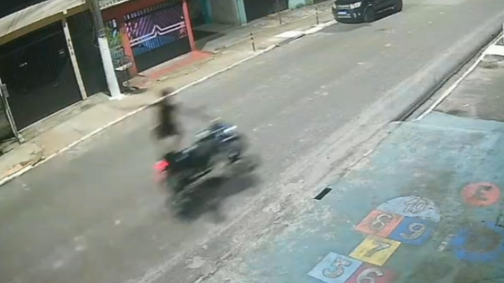 Jovem que caiu ao tentar ‘surfar’ em moto permanece internado em estado grave em Belém
