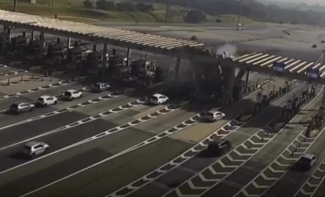 Momento em que uma câmera de monitoramento da rodovia captura imagens do acidente.
