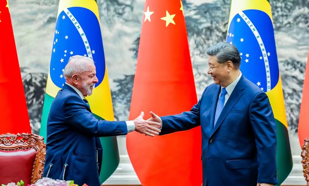 Presidente do Brasil, Luiz Inácio Lula da Silva e o presidente da China, Xi Jinping, se cumprimentando -