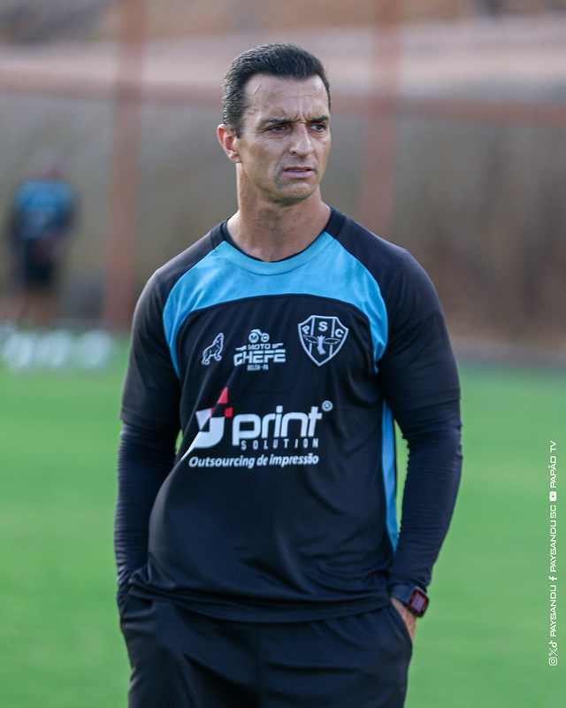 Técnico Júnior Rocha em treino do Paysandu -