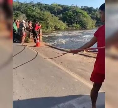 Imagem - Bombeiros encontram corpo de adolescente desaparecido após queda de micro-ônibus em rio no Pará