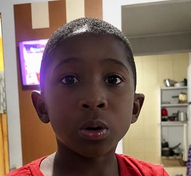 Imagem - Menino ‘desaparecido’ é encontrado dormindo no telhado de casa após mobilizar familiares