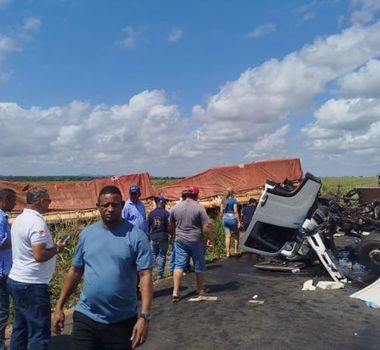 Imagem - Motorista morre preso às ferragens após colisão entre três caminhões na BR-155, no sul do Pará