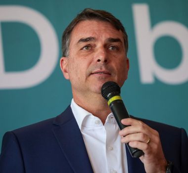 Imagem - PF cancela depoimento de Flávio Bolsonaro sobre suposta calúnia contra Lula