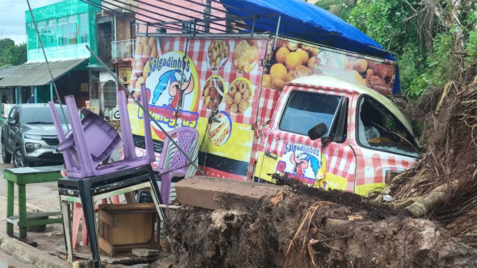 Carro de lanche que foi atingido por uma árvore durante o vendaval em Mosqueiro.
