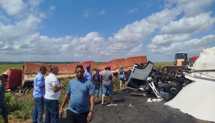 Motorista morre preso às ferragens após colisão entre três caminhões na BR-155, no sul do Pará