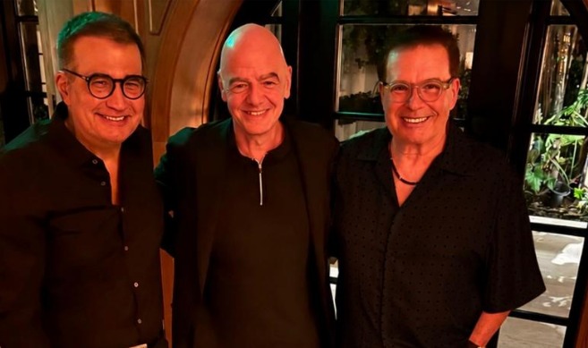 (O empresário Vic Pires Franco, com o presidente da FIFA, Gianni Infantino, e o empresário Romulo Maiorana Jr. , presidente do Grupo Roma. )
