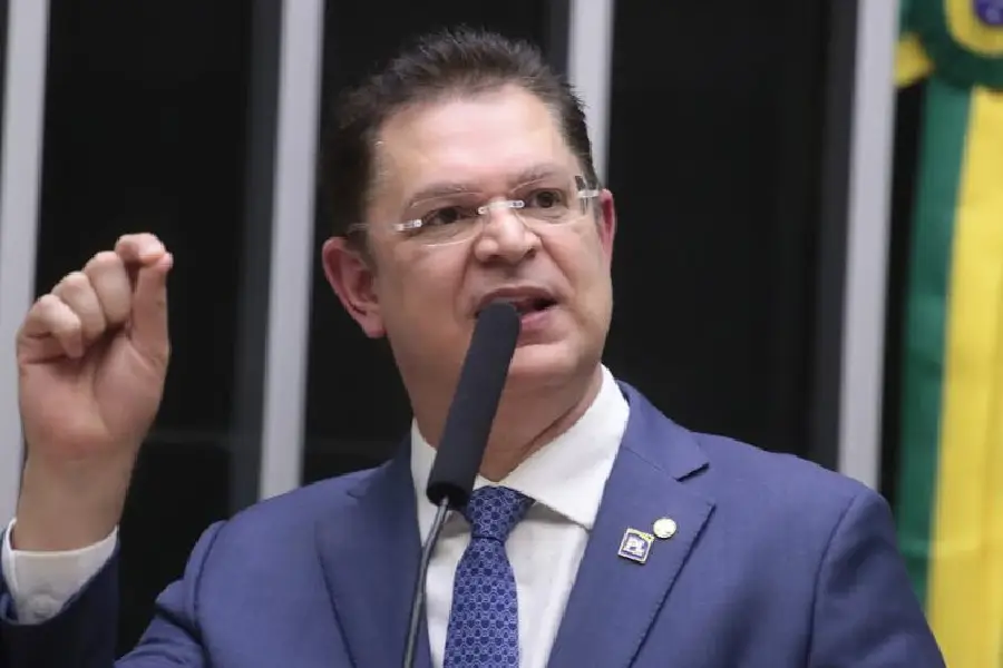 (O líder do PL na Câmara dos Deputados, Sóstenes Cavalcante, candidato à reeleição nas eleições deste ano, declarou à Justiça Eleitoral possuir R$ 500 mil em dinheiro em espécie.)